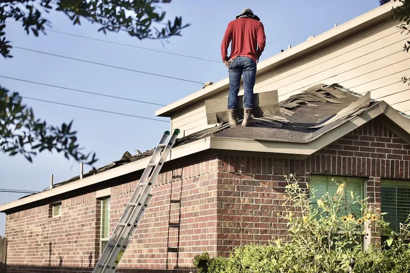 Professional roofer working on a residential roof in Guinda